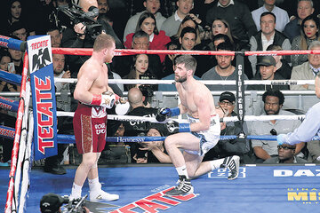Alvarez derribó al británico cuatro veces en los tres rounds que duró la pelea. (Fuente: AFP)