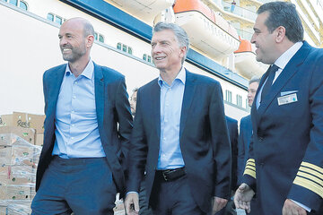 Mauricio Macri y el ministro de Transporte Guillermo Dietrich recorrieron ayer el crucero Celebrity Eclipse. (Fuente: Télam)