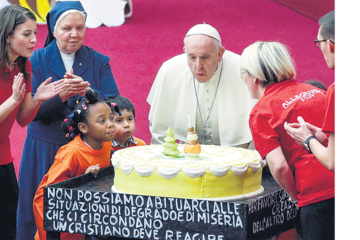 El papa Francisco cumplió el domingo 82 años y sopló las velitas junto a niños del dispensario Santa Marta. (Fuente: EFE)