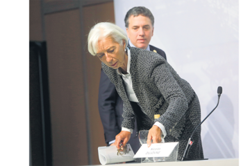 El Fondo ordena, el gobierno espía. Christine Lagarde, directora gerente del FMI. Atrás, Nicolás Dujovne.