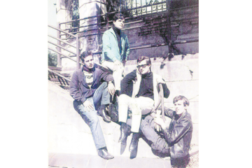 Un adolescente Spinetta fotografiado con el grupo Los Mods, en 1965. El primero desde la izquierda es Rodolfo García, luego baterista de Almendra. A la derecha, colgando del pasamanos, Luis Alberto.
