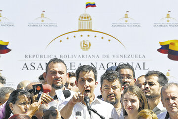 “Si querían enviar un mensaje para que nos escondiéramos, aquí está la respuesta del pueblo”, dijo Juan Guaidó.