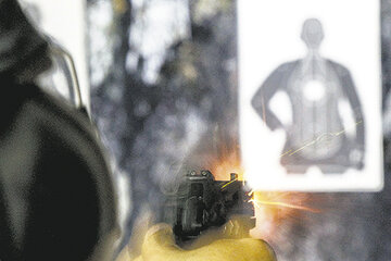 Un hombre dispara al blanco en un club de tiro de San Pablo. Bolsonaro flexibilizó la compra de armas. (Fuente: AFP)