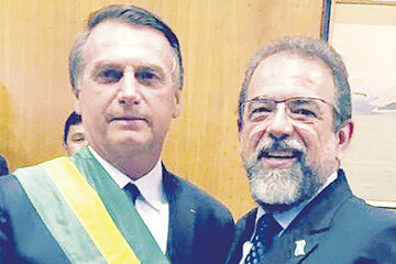 El mandatario brasileño sonríe junto a Salesio Nuhs, dueño de la compañía Taurus.