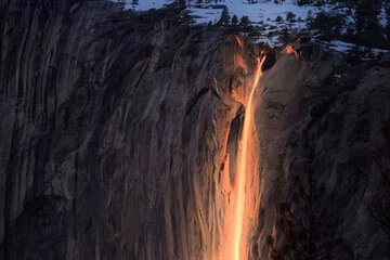 El agua que cae, y parece una línea de fuego, por el efecto de la luz solar. (Fuente: Twitter)