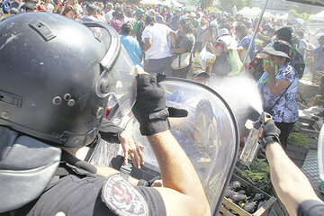La policía cargó contra los feriantes, vecinos y los periodistas allí apostados. (Fuente: Bernardino Avila)