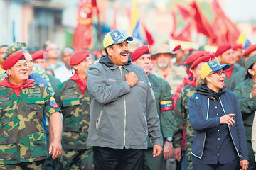 El presidente Maduro saluda durante un acto del gobierno con militares en Maracay. (Fuente: EFE)