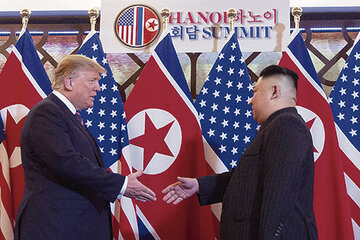 Donald Trump y Kim Jong Un estrecharon sus manos en Hanoi. (Fuente: AFP)