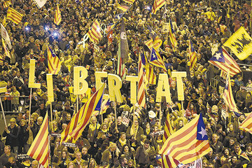 Las calles de Barcelona se cubrieron con los colores de la bandera catalana. (Fuente: AFP)