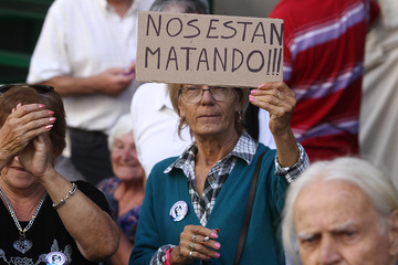 Protesta con banquitos en el PAMI | Los jubilados denunciaron la dificultad para acceder a turnos y prestaciones | Página|12