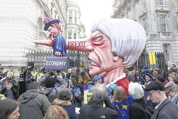 Gigantografía de Theresa May en la puerta de Downing Street, en el centro de Londres. (Fuente: AFP)