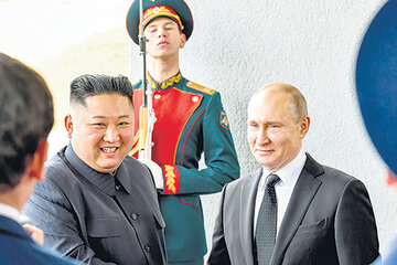 Putin y Kim posan juntos en Vladivostok. (Fuente: AFP)