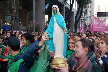 Las manifestantes llevaron una Virgen como la de la muestra censurada. (Fuente: Guadalupe Lombardo)