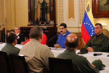Nicolás Maduro junto a los mandos militares.