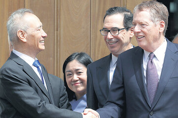 Liu He y Mnuchin se dan la mano en medio de las negociaciones en Washington. (Fuente: AFP)