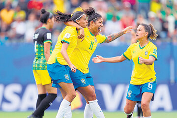 Brasil festeja uno de los tres goles de Cristiane. (Fuente: Prensa FIFA)