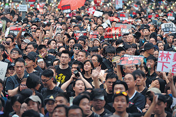 Cientos de miles de manifestantes cubrieron las calles del centro de Hong Kong para protestar en contra del gobierno. (Fuente: AFP)