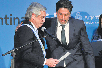 El momento en el que Fernández le toma juramento a Trotta como ministro. (Fuente: Sandra Cartasso)