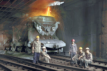 Una de las fotografías de Dai Xiaobing sobre los obreros de la industria pesada. Abajo: Otra foto de Dai Xiaobing.