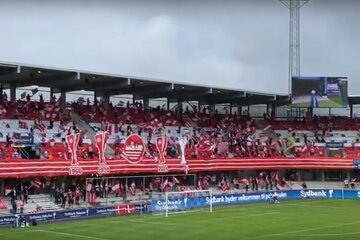 Pararon el partido porque los hinchas no respetaban la distancia (Fuente: Captura de vídeo )