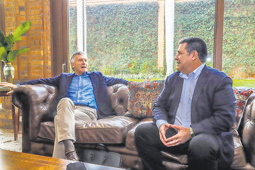 Mauricio Macri y Horacio Cartes, dos expresidentes reunidos en Asunción.
