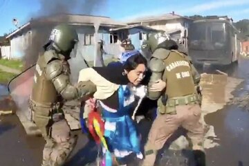 Captura de pantalla de la detención de una manifestante durante el desalojo.