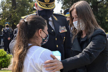 La ministra de seguridad, Sabina Frederic, junto a la esposa del inspector Juan Pablo Roldan, el policía asesinado en Palermo. (Fuente: NA)