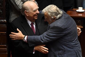 Pepe Mujica y Julio María Sanguinetti se despidieron del Congreso de Uruguay (Fuente: AFP)