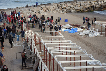 Mar del Plata: una protesta por las playas públicas terminó con un balneario desmantelado (Fuente: NA)