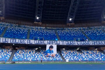 El tiro libre maradoniano de Lorenzo Insigne para homenajear a Diego (Fuente: EFE)