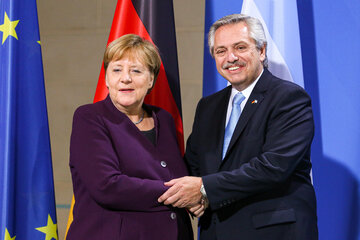 Alberto Fernández buscará el apoyo de Angela Merkel en la negociación con el FMI