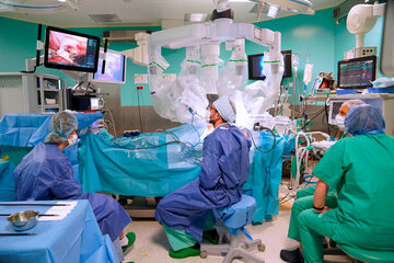 Por primera vez un robot quirúrgico extirpó un tumor a una paciente despierta (Fuente: EFE)