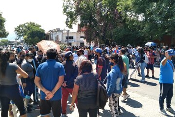 Desempleados cortaron los accesos a la municipalidad de Salta