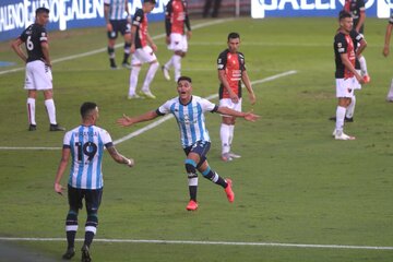 Racing consiguió un triunfo clave, con polémica y sobre la hora (Fuente: Télam)