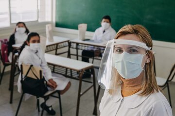 Poca ventilación cruzada y escasas escuelas con internet en Salta