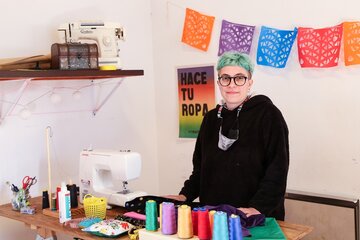 Un espacio para hacer ropas y cambiar vidas | Taller de costura y moldería  Revuelta Textil | Página12