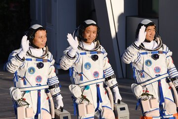 Vuelven los astronautas de la misión record china