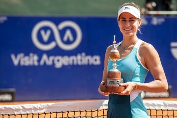 La húngara Bondar celebró el título en el Argentina Open (Fuente: Prensa Argentina Open)