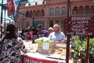 “Creamos trabajo, queremos derechos”, movimientos sociales exponen sus producciones en Plaza de Mayo (Fuente: Jorge Larrosa)