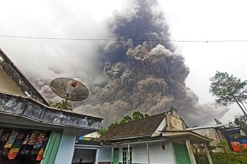 La impresionante erupción de un volcán en la isla de Java: hay un muerto y mas de 40 heridos