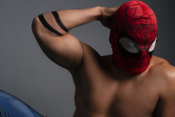 Sensual Spiderman: el superhéroe ícono de la revuelta de Chile | El Hombre  Araña cuir acompaña con el cuerpo y el perreo al colectivo LGBTIQ | Página12