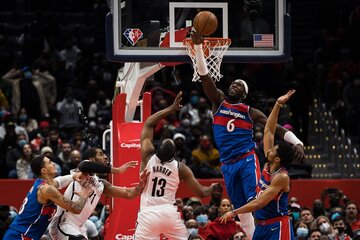 NBA insólita: un asistente interrumpió un pase delante del árbitro y el juego siguió (Fuente: AFP)