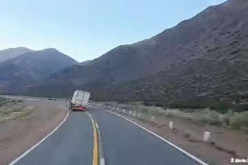 Mendoza: Un camión volcó al querer pasar a otro vehículo en la ruta (Fuente: Captura de pantalla)