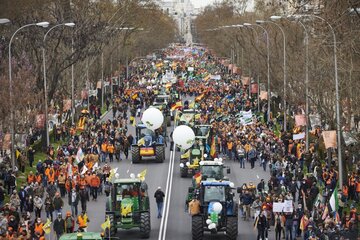 Con tractores y perros de caza, masiva marcha de ganaderos por el centro de Madrid