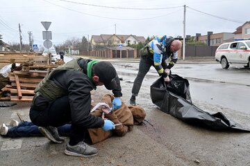 Ucrania denuncia una "masacre deliberada" de civiles en Bucha y Rusia rechaza las acusaciones (Fuente: AFP)