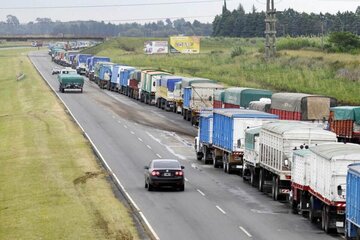 Acuerdo entre transportistas de carga y el Gobierno: se levantó el paro