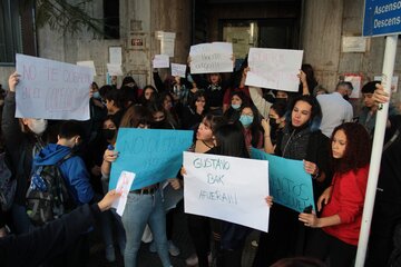 Denuncia de abuso: sentada frente al Bernardino Rivadavia (Fuente: Bernardino Avila)