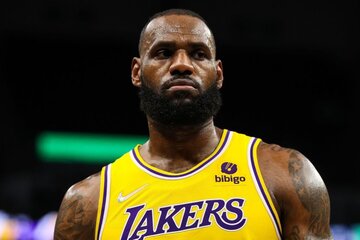 El basquetbolista LeBron James se convirtió en el primer multimillonario  activo en la historia de la NBA | Página12