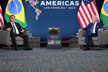 Biden y Bolsonaro, cara a cara pero con distancia (Fuente: AFP)