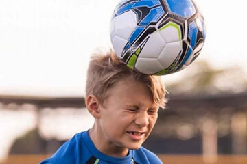 La Premier League prohibirá los cabezazos en divisiones juveniles (Fuente: AFP)